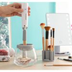 Dispozitiv de curatare cu uscator automat pentru pensule de machiaj