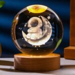 Lampă de Veghe 3D Glob Cristal 10cm – Astronaut pe Semilună